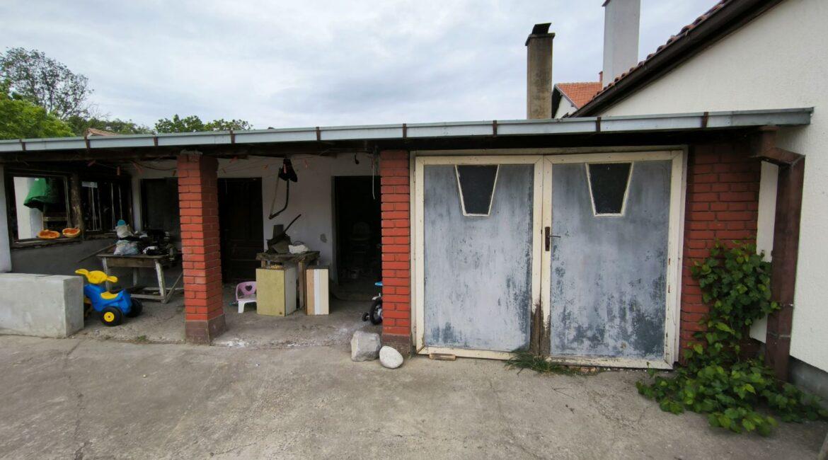 Kuća površine od 240m2+stara kuća od 103m2+pomoćni objekti od 458m2 na parcelama od 82,56 ari u Bogatiću