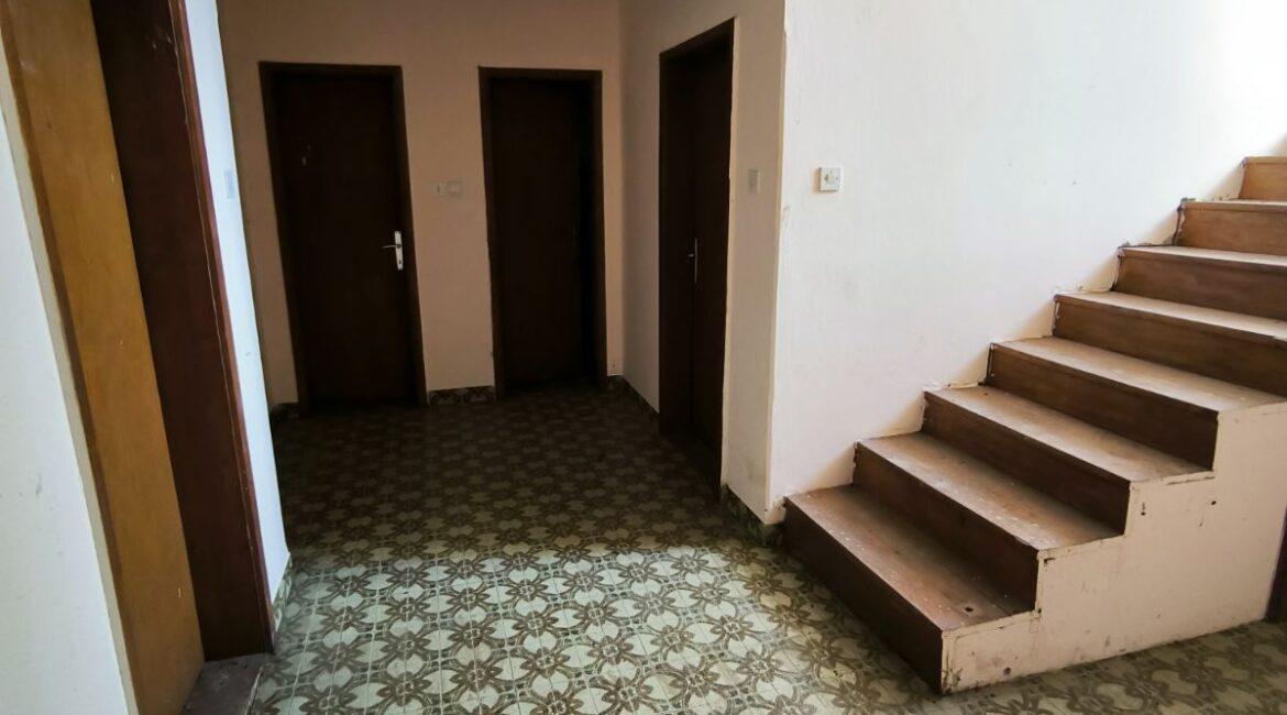 Kuća površine od 350m2 na placu od 27,57ari + voćnjak od 40,23ari-Štitar