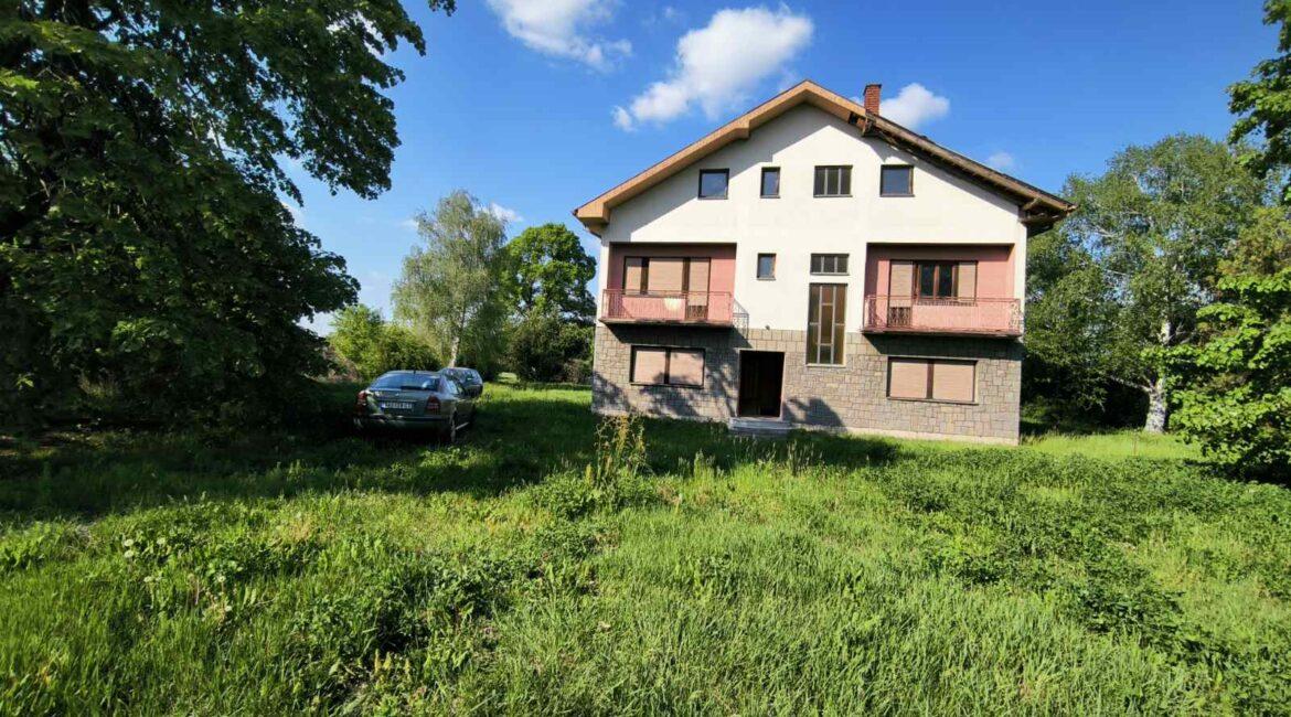 Kuća površine od 350m2 na placu od 27,57ari + voćnjak od 40,23ari-Štitar
