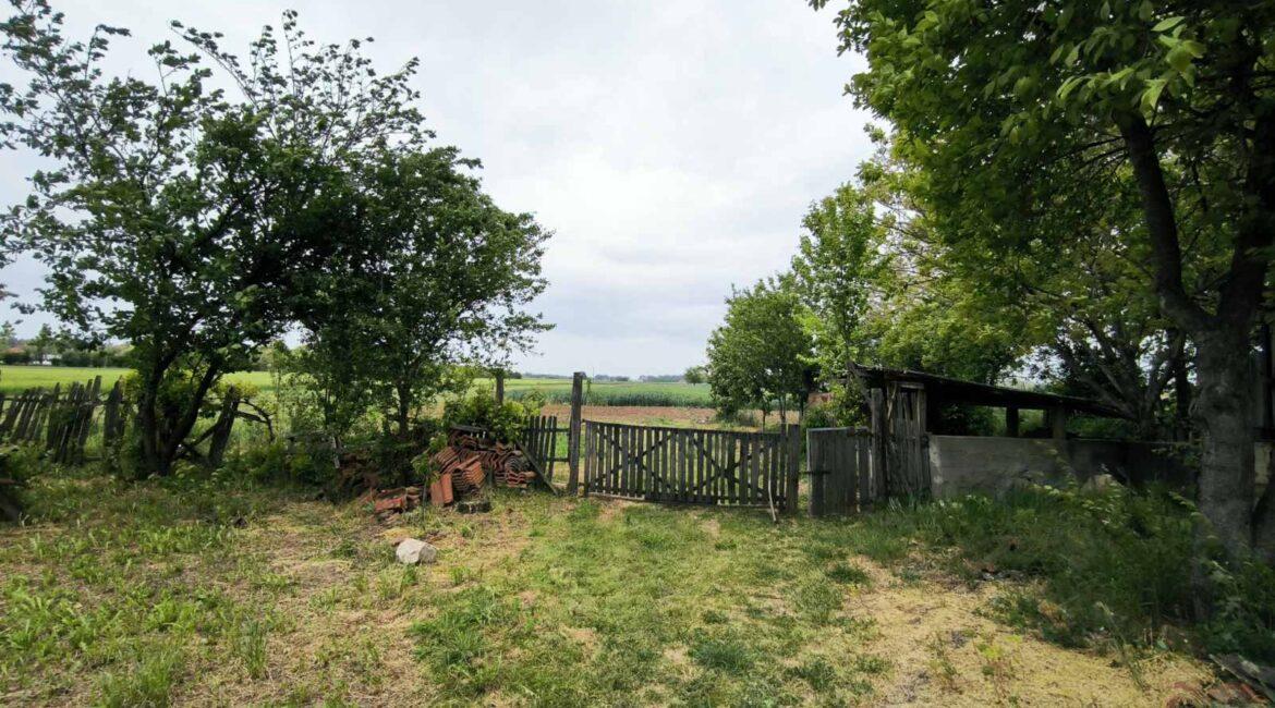 Kuća površine od 240m2+stara kuća od 103m2+pomoćni objekti od 458m2 na parcelama od 82,56 ari u Bogatiću