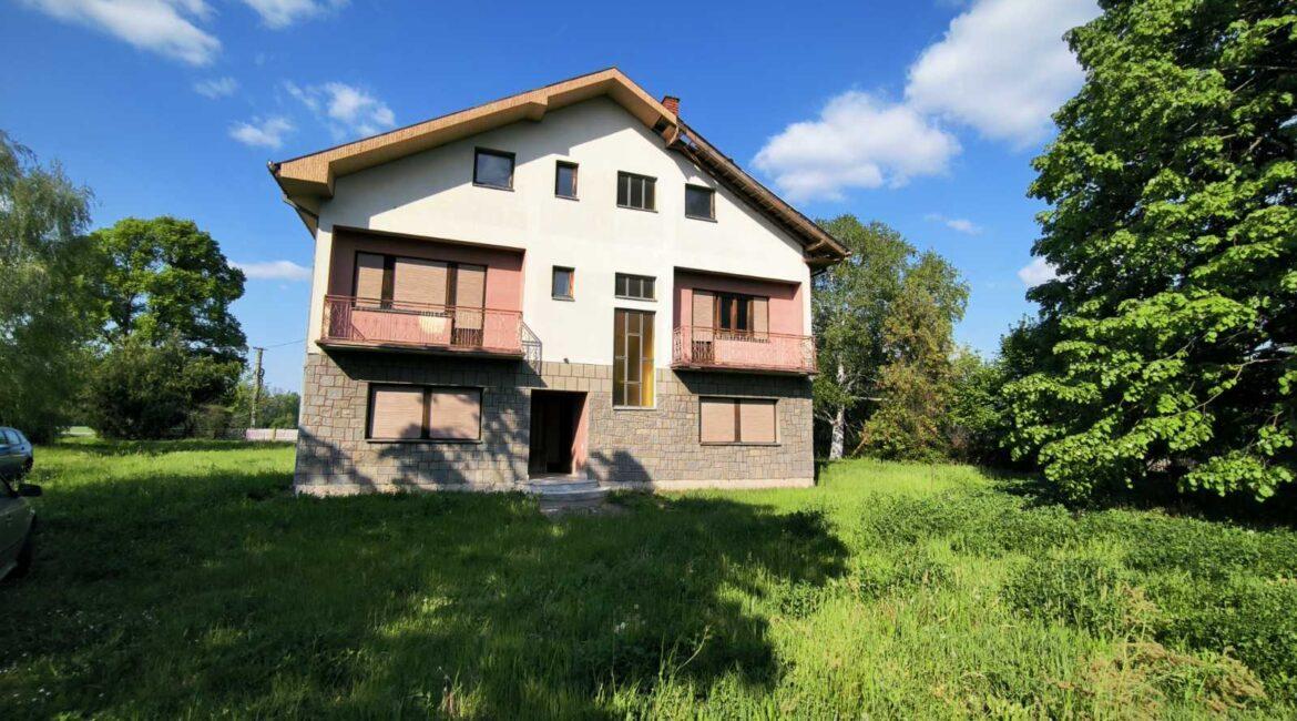 Kuća površine od 350m2 na placu od 27,57ari + voćnjak od 40,23ari-Štitar