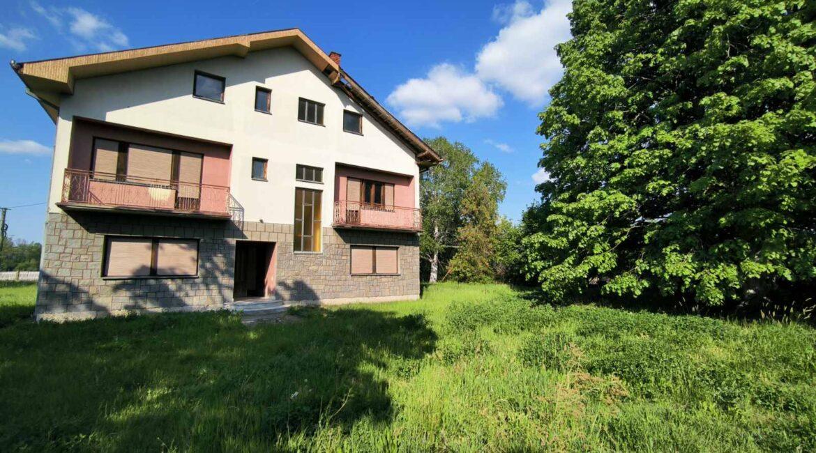 Kuća površine od 350m2 na placu od 27,57ari + voćnjak od 40,23ari-Štitar