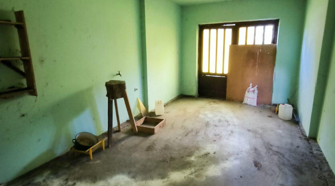 Kuća površine od 350m2 na placu od 27,57ari + voćnjak od 40,23ari-Štitar