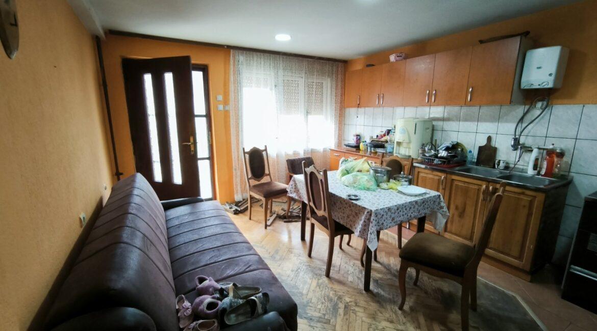 Kuća površine od 240m2+stara kuća od 103m2+pomoćni objekti od 458m2 na parcelama od 82,56 ari u Bogatiću