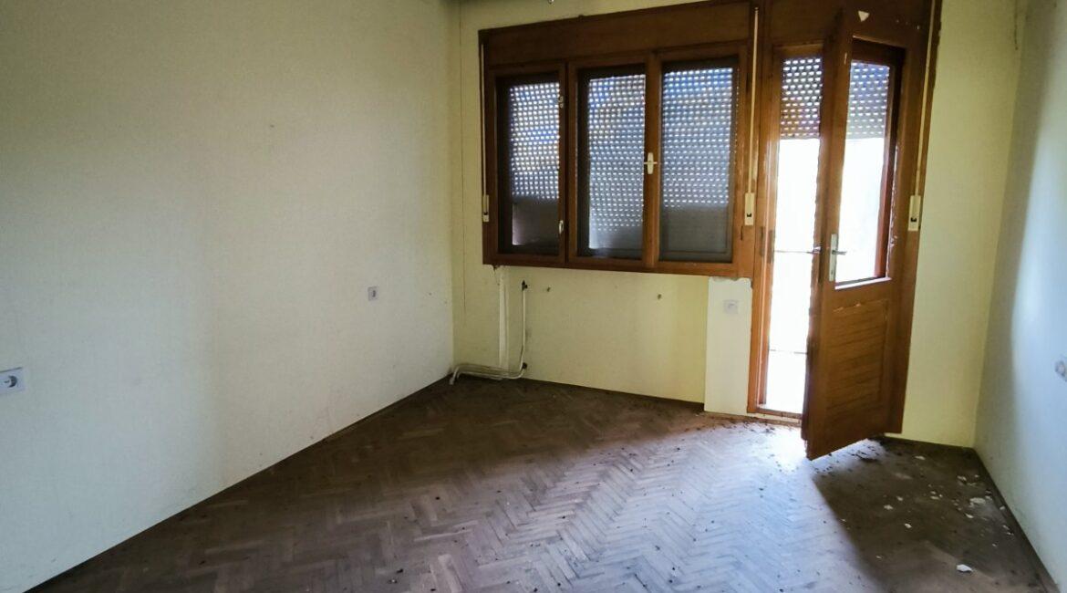 Kuća površine od 350m2 na placu od 27,57ari + voćnjak od 40,23ari-Štitar