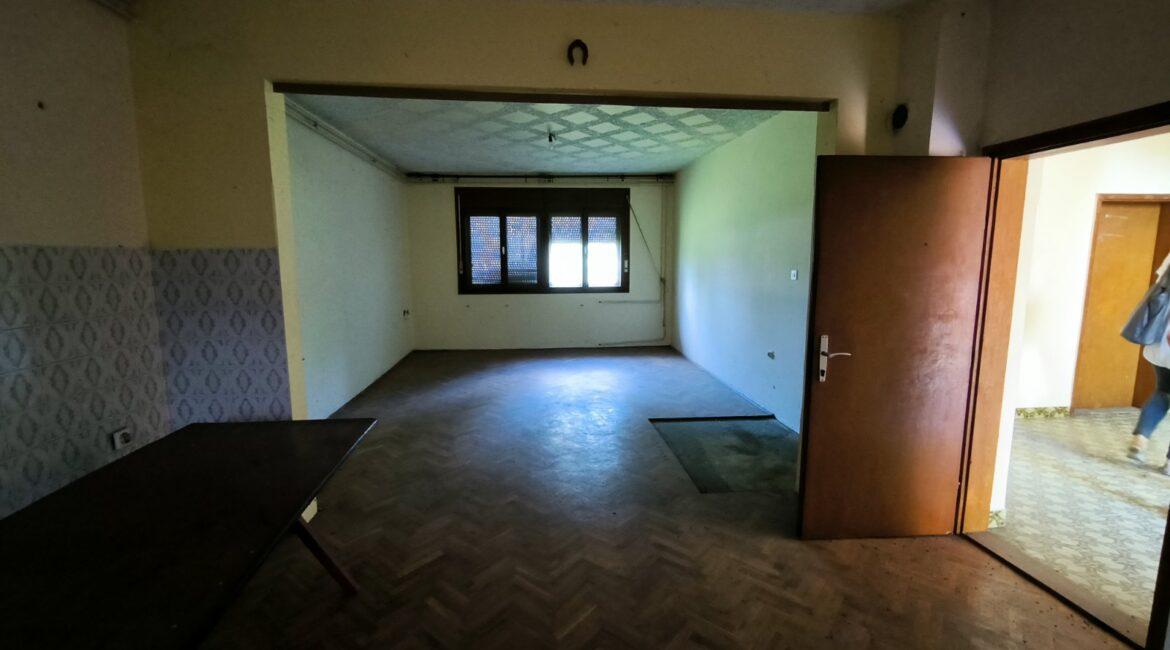 Kuća površine od 350m2 na placu od 27,57ari + voćnjak od 40,23ari-Štitar