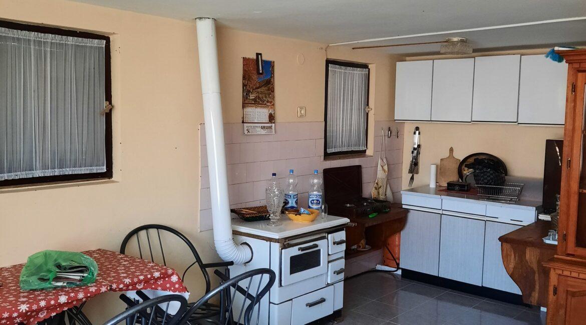 Vikendica površine od 60m2 na placu od 10,30 ari u vikend naselju na reci Drini-Crna Bara