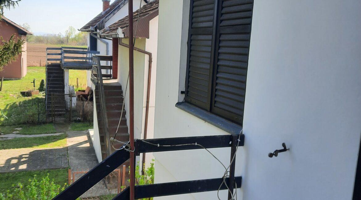 Vikendica površine od 60m2 na placu od 10,30 ari u vikend naselju na reci Drini-Crna Bara