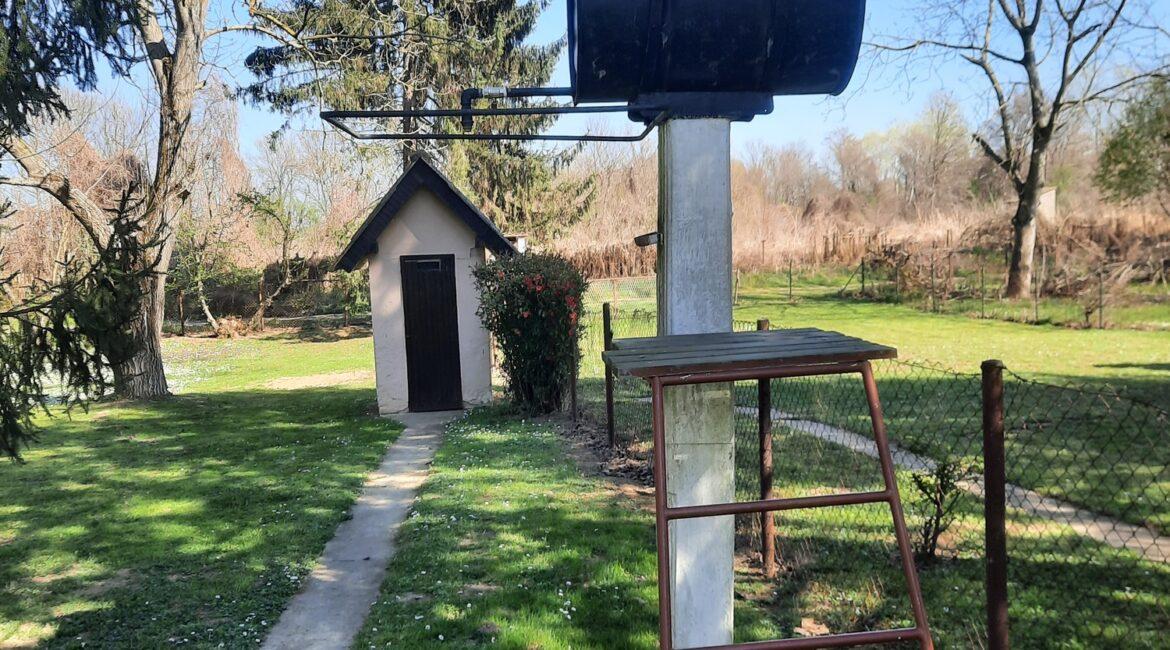 Vikendica površine od 60m2 na placu od 10,30 ari u vikend naselju na reci Drini-Crna Bara