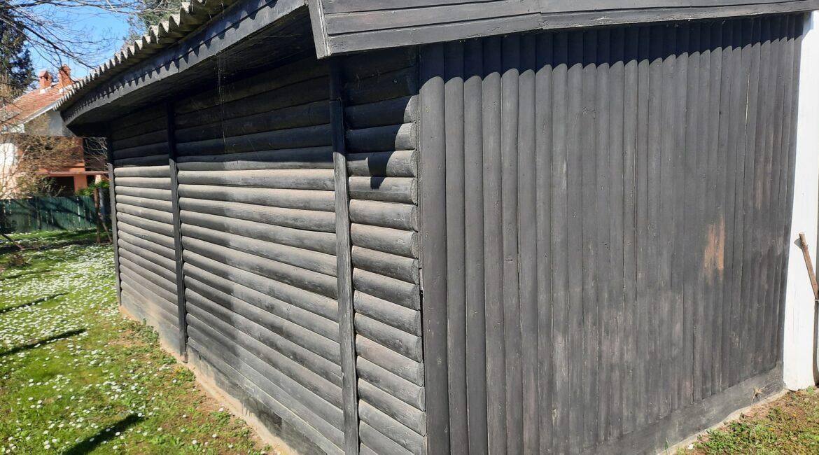 Vikendica površine od 60m2 na placu od 10,30 ari u vikend naselju na reci Drini-Crna Bara