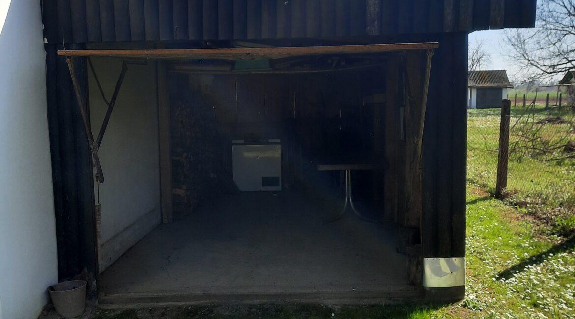 Vikendica površine od 60m2 na placu od 10,30 ari u vikend naselju na reci Drini-Crna Bara