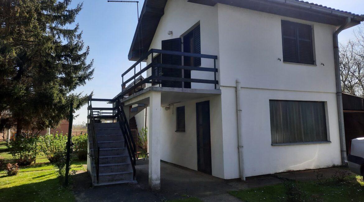 Vikendica površine od 60m2 na placu od 10,30 ari u vikend naselju na reci Drini-Crna Bara