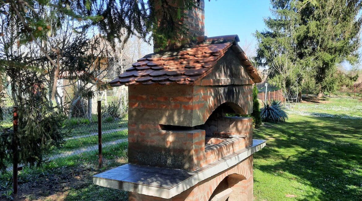 Vikendica površine od 60m2 na placu od 10,30 ari u vikend naselju na reci Drini-Crna Bara
