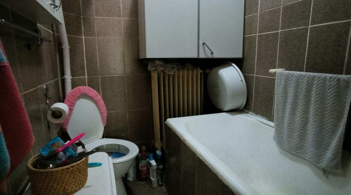 Kuća površine od 152m2+dva pomoćna objekta na placu od 4,77 ara-CENTAR ŠAPCA
