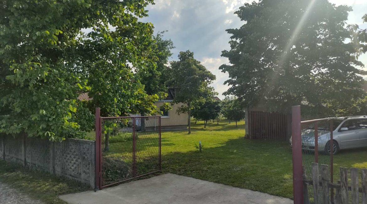 Na prodaju  kuća površine 50m2 na  parceli od 1,5ha  u Lešnici, Loznica