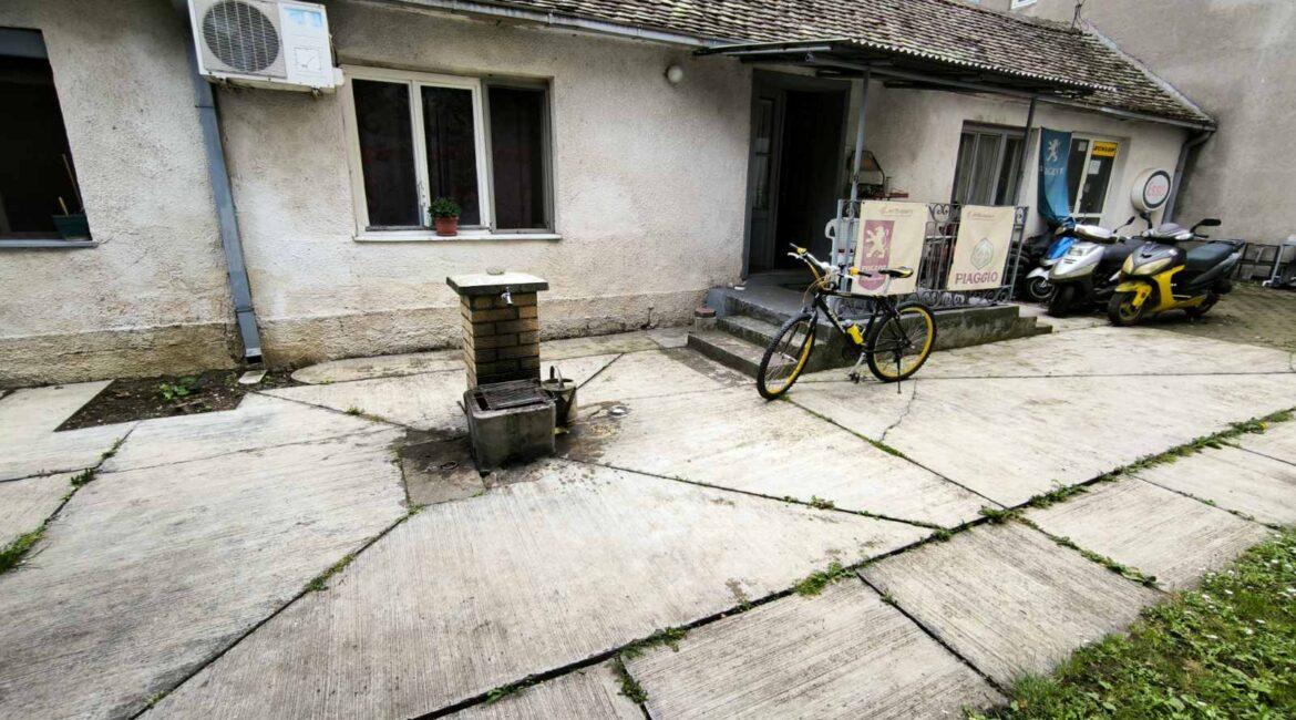 Kuća površine od 152m2+dva pomoćna objekta na placu od 4,77 ara-CENTAR ŠAPCA
