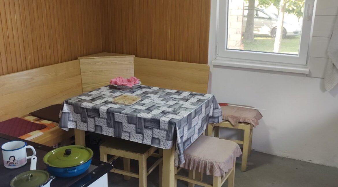 Na prodaju  kuća površine 50m2 na  parceli od 1,5ha  u Lešnici, Loznica