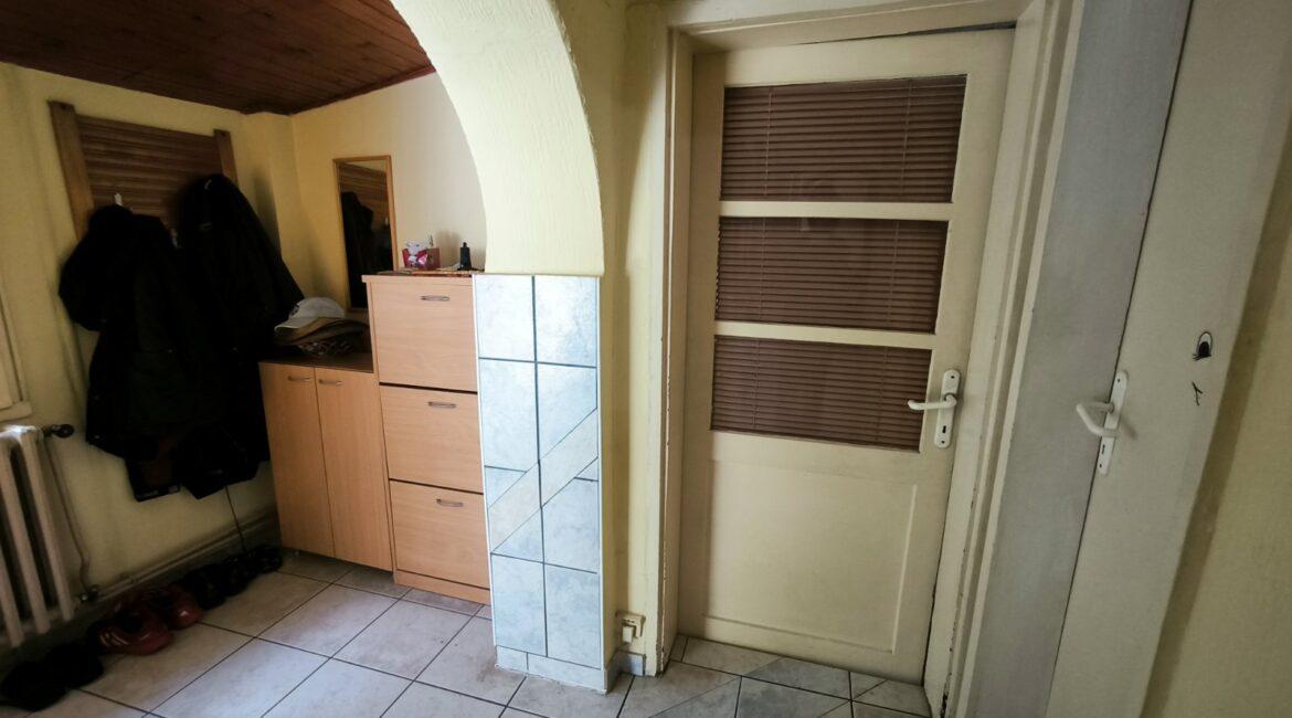 Kuća površine od 152m2+dva pomoćna objekta na placu od 4,77 ara-CENTAR ŠAPCA