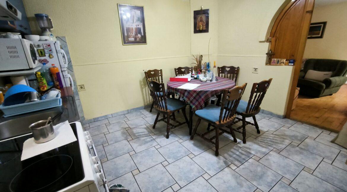 Kuća površine od 152m2+dva pomoćna objekta na placu od 4,77 ara-CENTAR ŠAPCA
