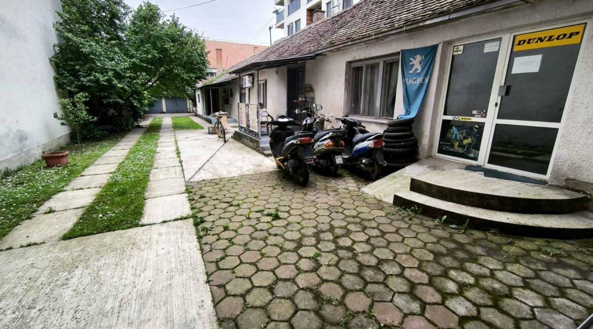 Kuća površine od 152m2+dva pomoćna objekta na placu od 4,77 ara-CENTAR ŠAPCA