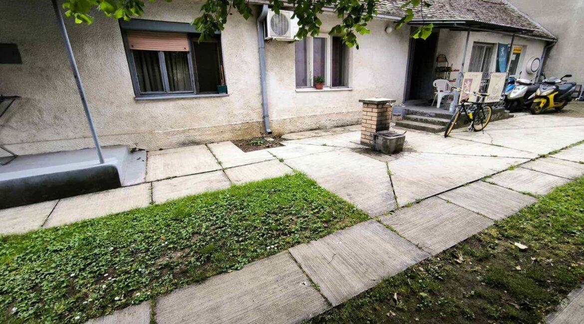 Kuća površine od 152m2+dva pomoćna objekta na placu od 4,77 ara-CENTAR ŠAPCA
