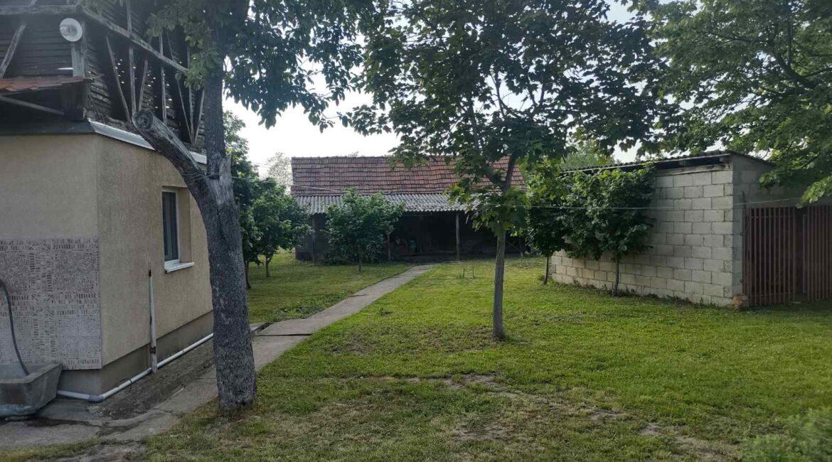 Na prodaju  kuća površine 50m2 na  parceli od 1,5ha  u Lešnici, Loznica