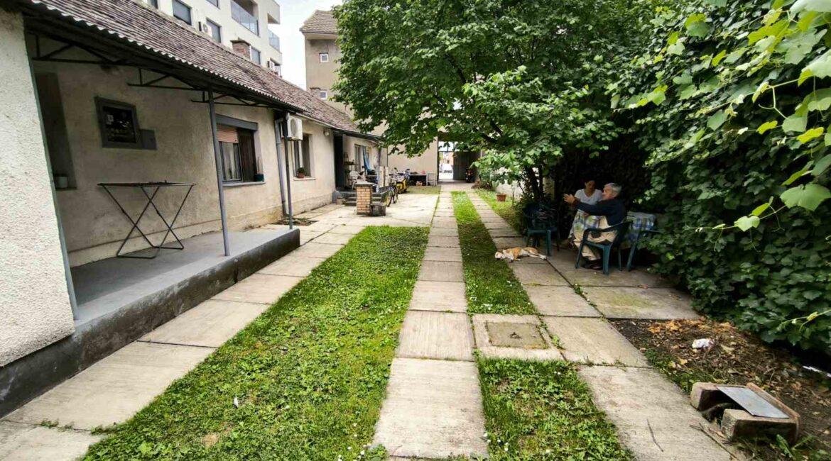 Kuća površine od 152m2+dva pomoćna objekta na placu od 4,77 ara-CENTAR ŠAPCA