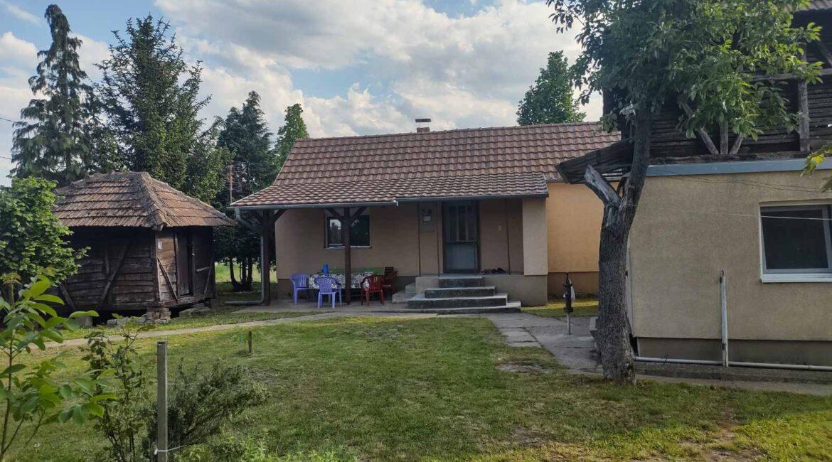Na prodaju  kuća površine 50m2 na  parceli od 1,5ha  u Lešnici, Loznica