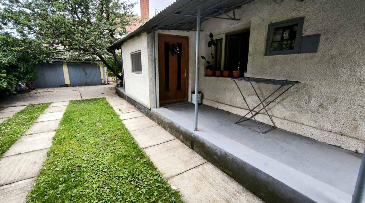 Kuća površine od 152m2+dva pomoćna objekta na placu od 4,77 ara-CENTAR ŠAPCA