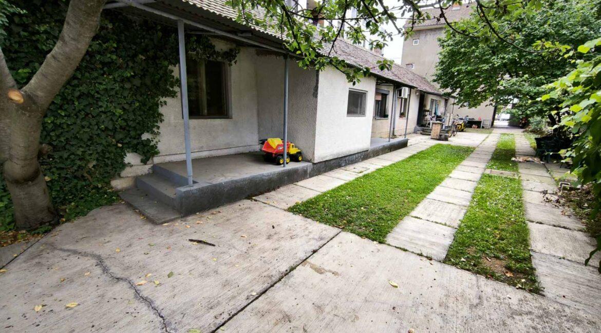 Kuća površine od 152m2+dva pomoćna objekta na placu od 4,77 ara-CENTAR ŠAPCA