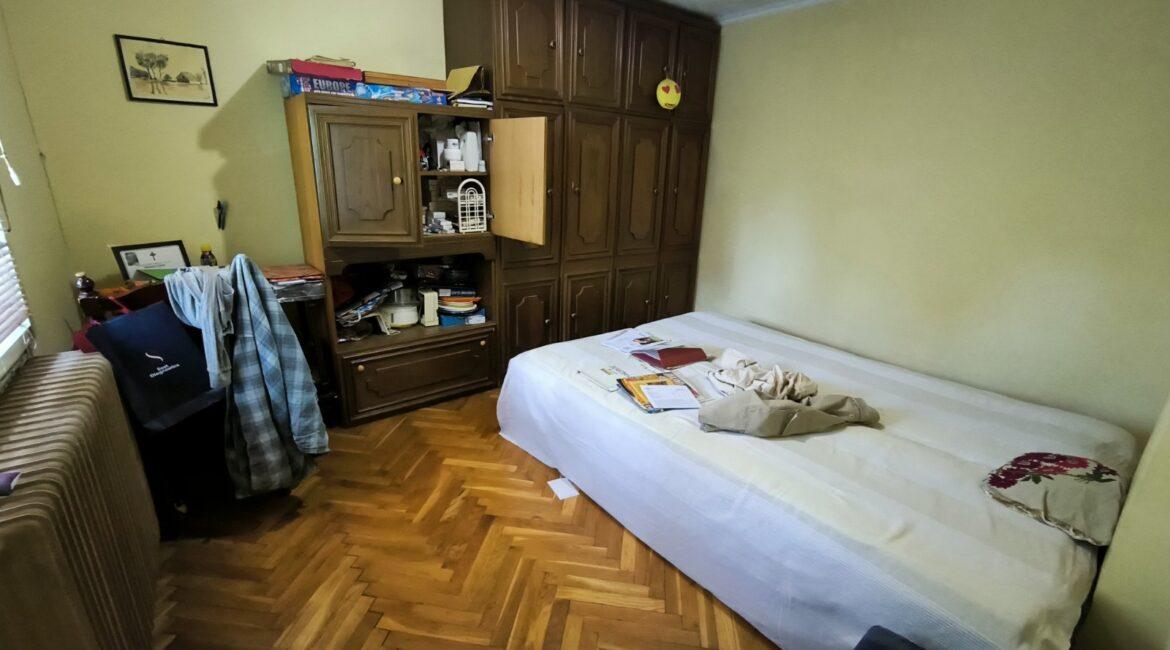 Kuća površine od 152m2+dva pomoćna objekta na placu od 4,77 ara-CENTAR ŠAPCA