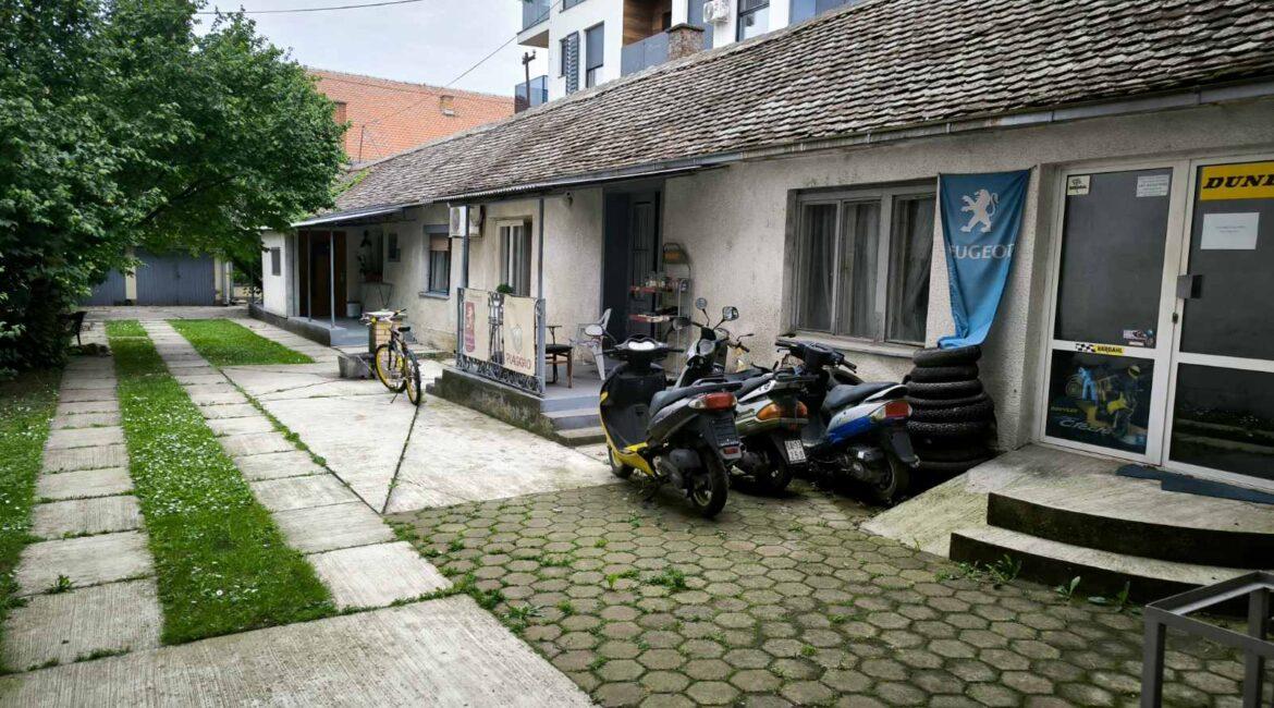 Kuća površine od 152m2+dva pomoćna objekta na placu od 4,77 ara-CENTAR ŠAPCA