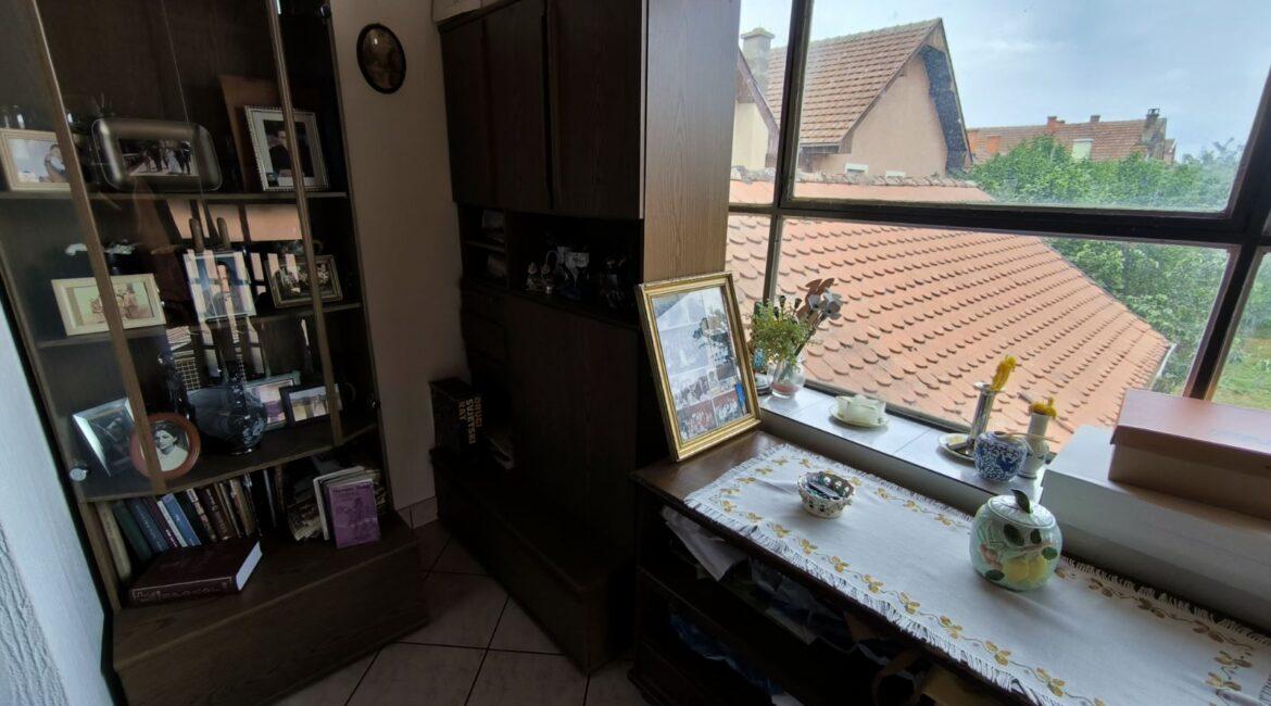 Spratna kuća površine od 215m2+pomoćni objekat od 61m2 na placu od 11.62ara-Pocerski Pričinović