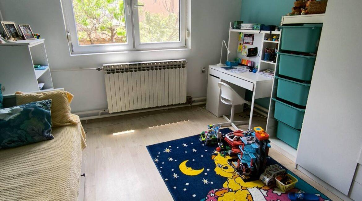 Spratna kuća površine od 215m2+pomoćni objekat od 61m2 na placu od 11.62ara-Pocerski Pričinović