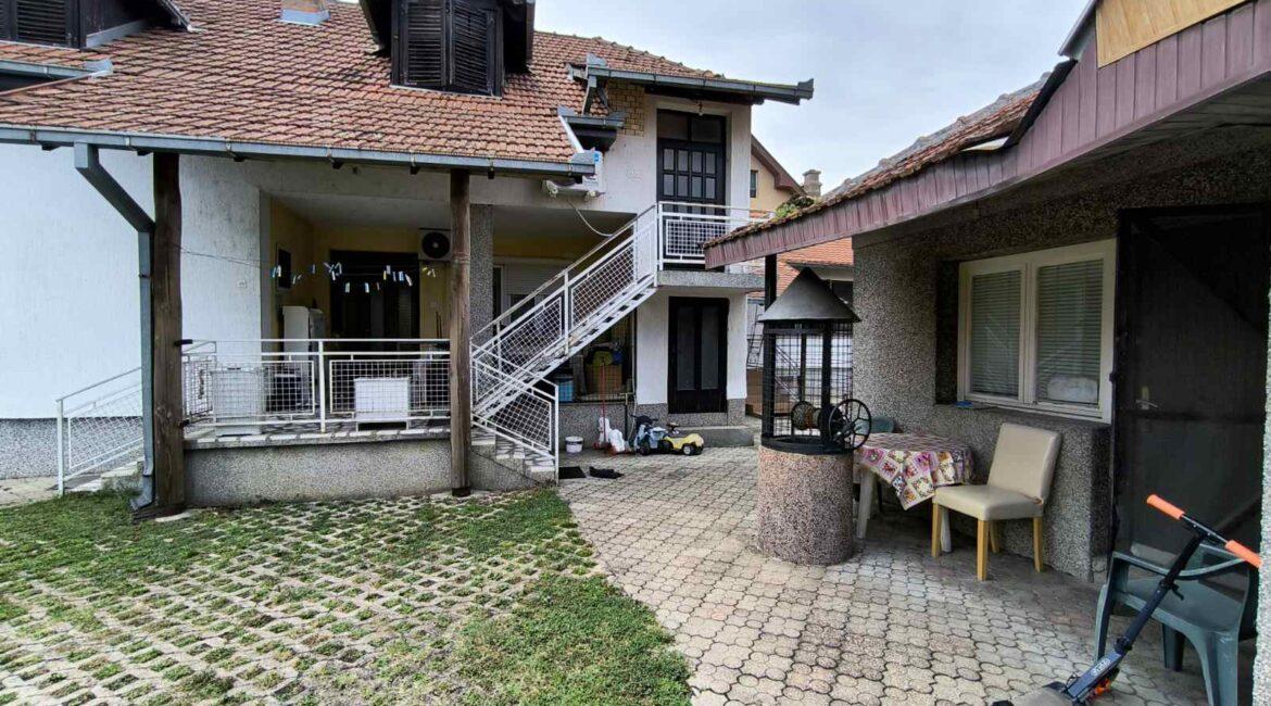 Spratna kuća površine od 215m2+pomoćni objekat od 61m2 na placu od 11.62ara-Pocerski Pričinović