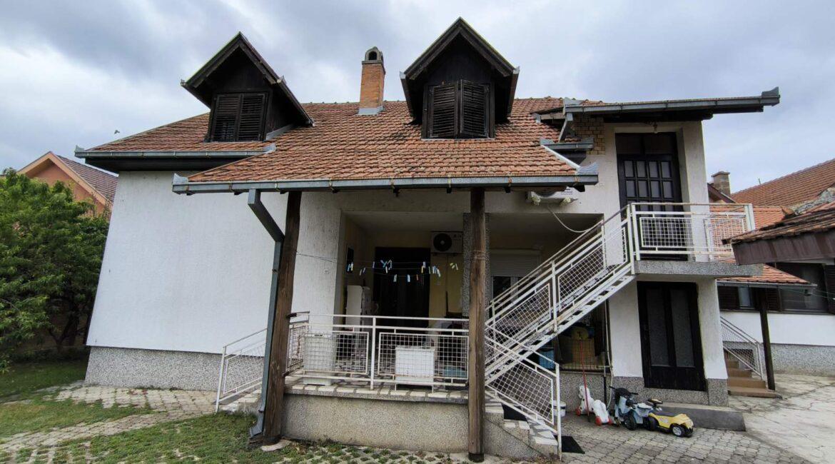 Spratna kuća površine od 215m2+pomoćni objekat od 61m2 na placu od 11.62ara-Pocerski Pričinović