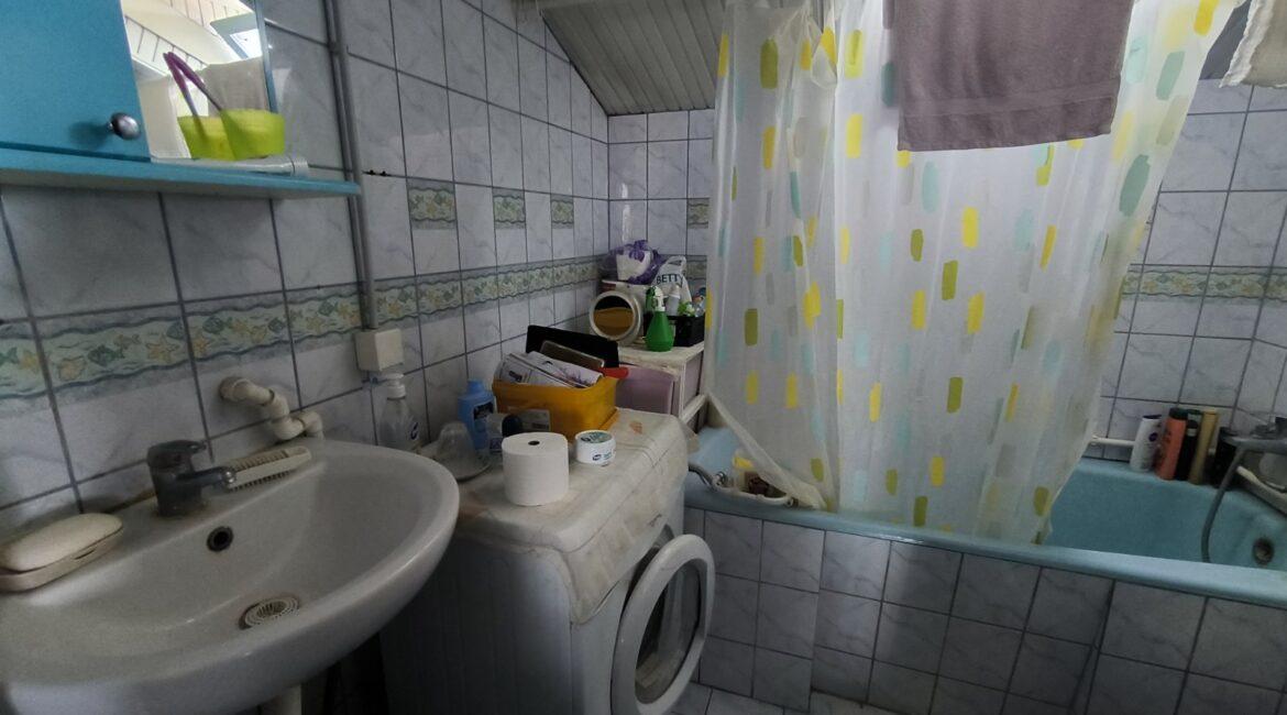 Spratna kuća površine od 215m2+pomoćni objekat od 61m2 na placu od 11.62ara-Pocerski Pričinović