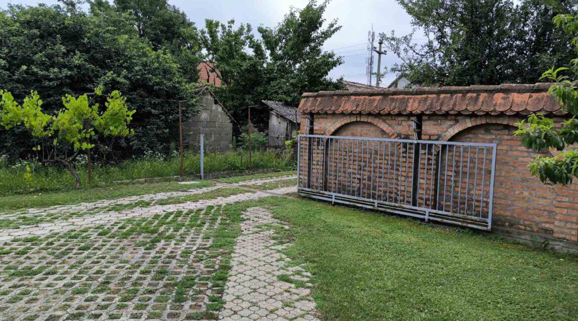 Spratna kuća površine od 215m2+pomoćni objekat od 61m2 na placu od 11.62ara-Pocerski Pričinović