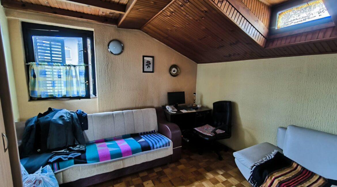 Spratna kuća površine od 215m2+pomoćni objekat od 61m2 na placu od 11.62ara-Pocerski Pričinović