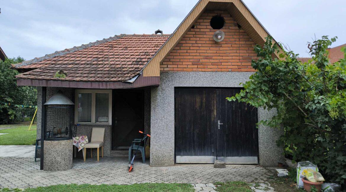 Spratna kuća površine od 215m2+pomoćni objekat od 61m2 na placu od 11.62ara-Pocerski Pričinović