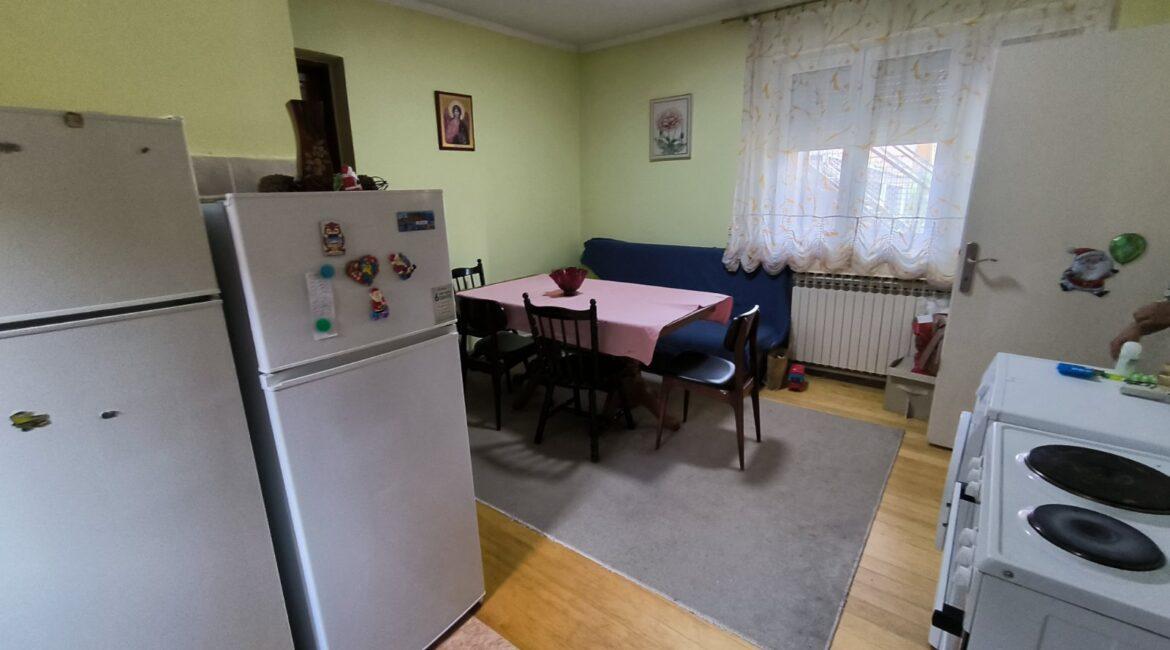 Spratna kuća površine od 215m2+pomoćni objekat od 61m2 na placu od 11.62ara-Pocerski Pričinović