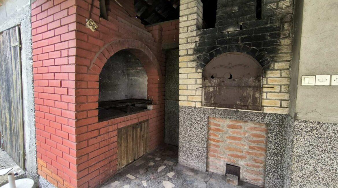 Spratna kuća površine od 215m2+pomoćni objekat od 61m2 na placu od 11.62ara-Pocerski Pričinović