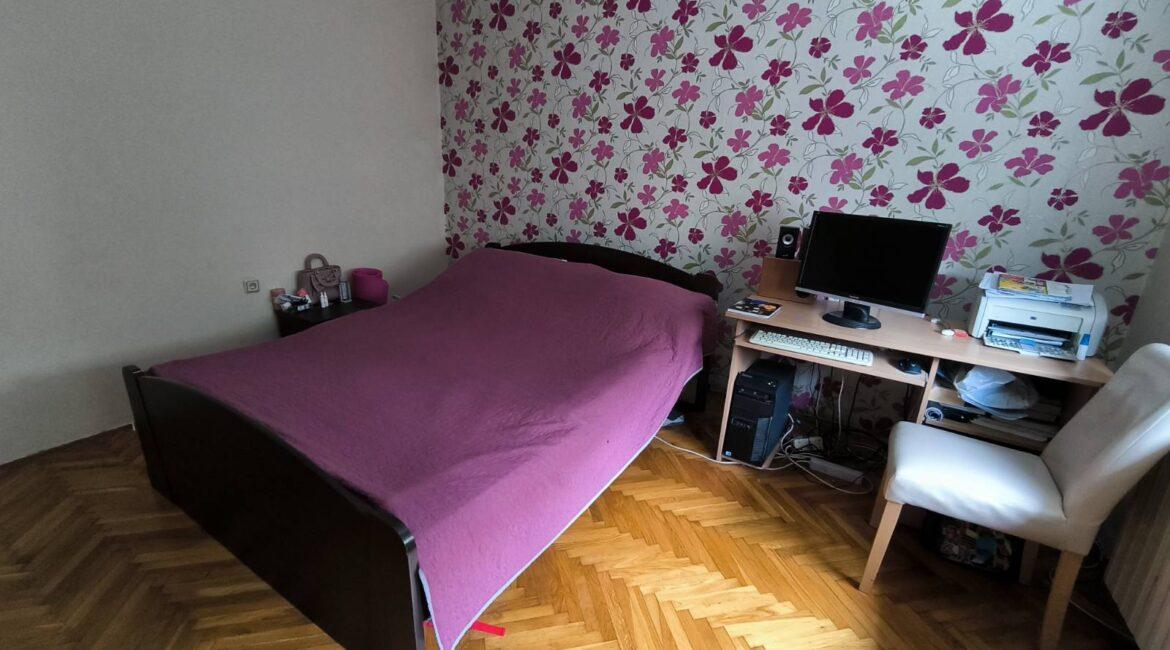 Spratna kuća površine od 215m2+pomoćni objekat od 61m2 na placu od 11.62ara-Pocerski Pričinović