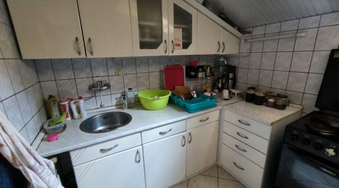 Spratna kuća površine od 215m2+pomoćni objekat od 61m2 na placu od 11.62ara-Pocerski Pričinović