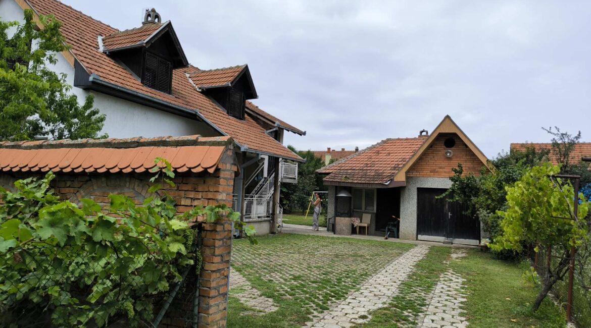 Spratna kuća površine od 215m2+pomoćni objekat od 61m2 na placu od 11.62ara-Pocerski Pričinović