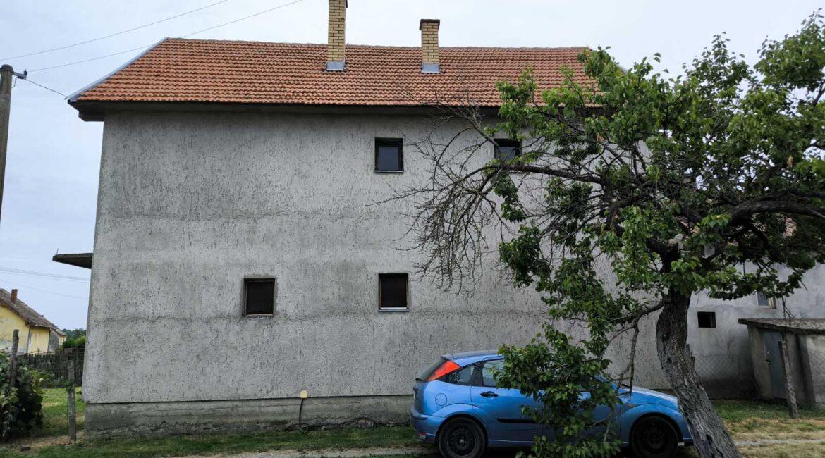 Kuća na sprat površine od 183m2 na placu od 11,37ari+dve parcele površine od 30 ari-Varna kod Šapca