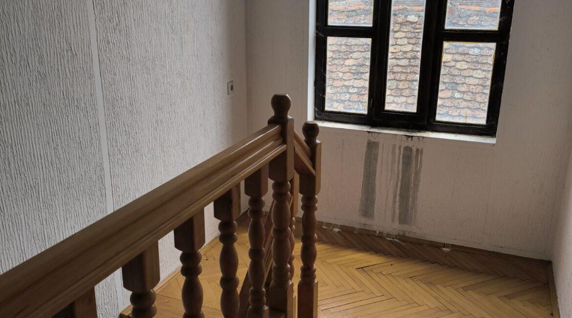 Kuća na sprat površine od 183m2 na placu od 11,37ari+dve parcele površine od 30 ari-Varna kod Šapca