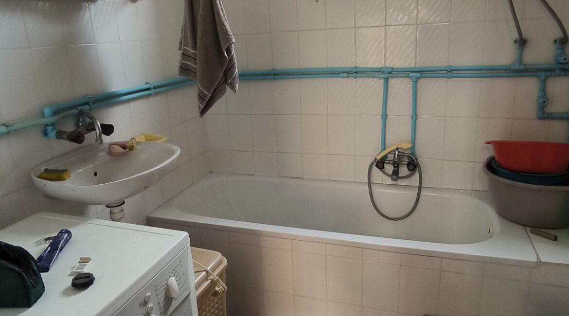 Kuća na sprat površine od 183m2 na placu od 11,37ari+dve parcele površine od 30 ari-Varna kod Šapca