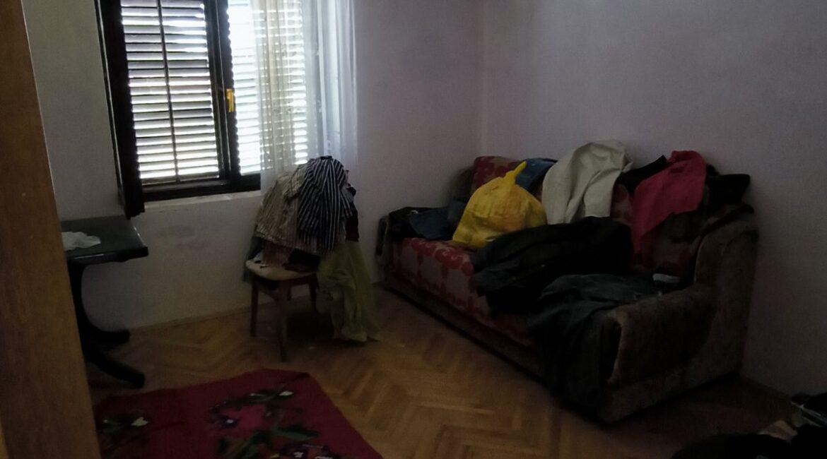 Kuća na sprat površine od 183m2 na placu od 11,37ari+dve parcele površine od 30 ari-Varna kod Šapca