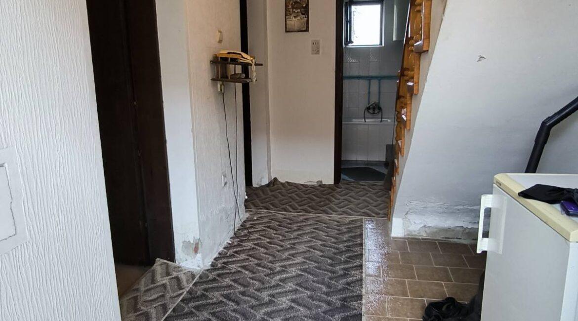 Kuća na sprat površine od 183m2 na placu od 11,37ari+dve parcele površine od 30 ari-Varna kod Šapca